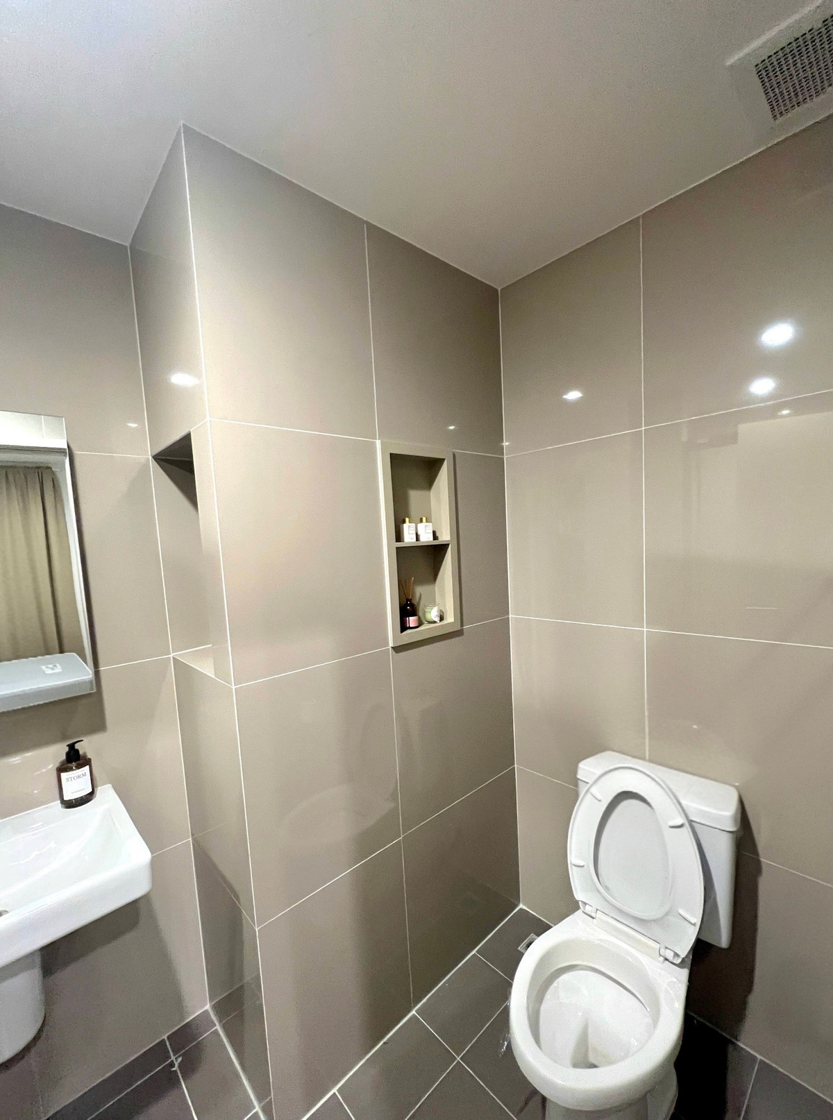 CondoRama9, Petchburi, RCA : For rent/sale The Base Phetchaburi - Thonglor, area 29.87 square meters, 9th floor, ready to move in, opposite Bangkok Hospital, New Phetchaburi Road, Bang Kapi Subdistrict, Huai Khwang District, Bangkok