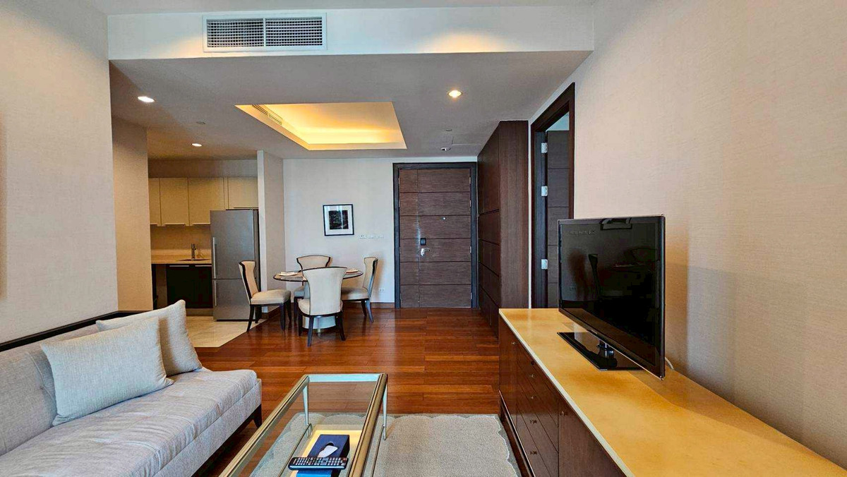 For RentCondoWitthayu, Chidlom, Langsuan, Ploenchit : ✨Luxury condo for rent on Wireless Road at Oriental Residence, 2 bedrooms, fully furnished, with balcony, close to shopping areas, near BTS Ploenchit, ready to move in.