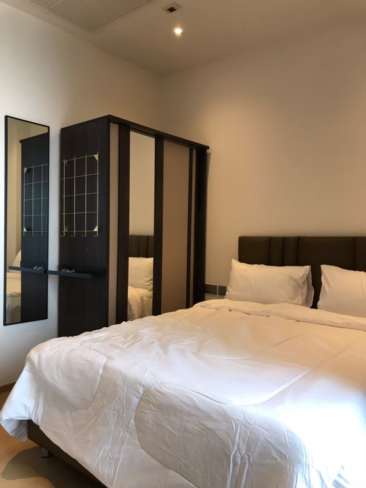 For RentCondoRama9, Petchburi, RCA : Ashton Asoke-Rama 9 Condo for RENT  ** Ashton Asoke - Rama 9  ห้องกว้าง 35 ตรม. 1 นอน 1 น้ำ พร้อมอยู่@ 26,000 บาท โทรด่วน 096-2615656  ห้องกว้าง 35 ตรม. 1 นอน 1 น้ำ เฟอร์ครบ พร้อมอยู่    Location : Rama 9   Selling Price : 26,000 Baht  Condominium near MR