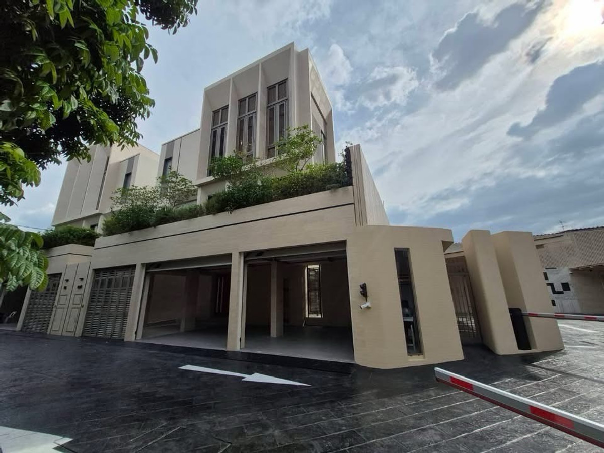 ขายบ้านสาทร นราธิวาส : บ้านเดี่ยวลักชัวรี่ขาย ใจกลางสาทร ใกล้ทางด่วน พร้อมลิฟต์ส่วนตัวและสระว่ายน้ำ
