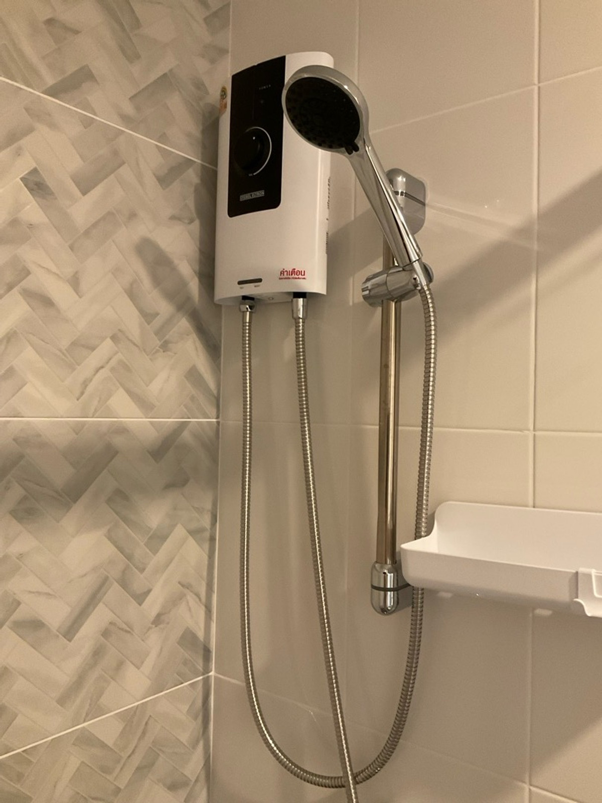 For RentCondoBangna, Bearing, Lasalle : For rent Building C, 17th floor, 1 year contract, rent 10,000 baht per month, call 0982492898line id 982592898