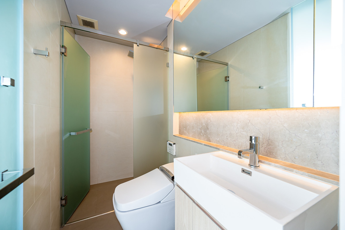 For RentCondoSukhumvit, Asoke, Thonglor : Condo The Lumpini 24, convenient travel, near BTS, there is a shuttle, beautiful room, fully furnished, ready to move in!