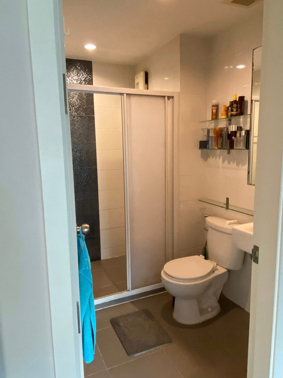 For RentCondoRama9, Petchburi, RCA : Only 16k/month - Aspire Rama9, large room 40 Sq.m. - separate kitchen with balcony The room is well decorated with SB Furniture because the owner used to live in it himself. Fully Furnished