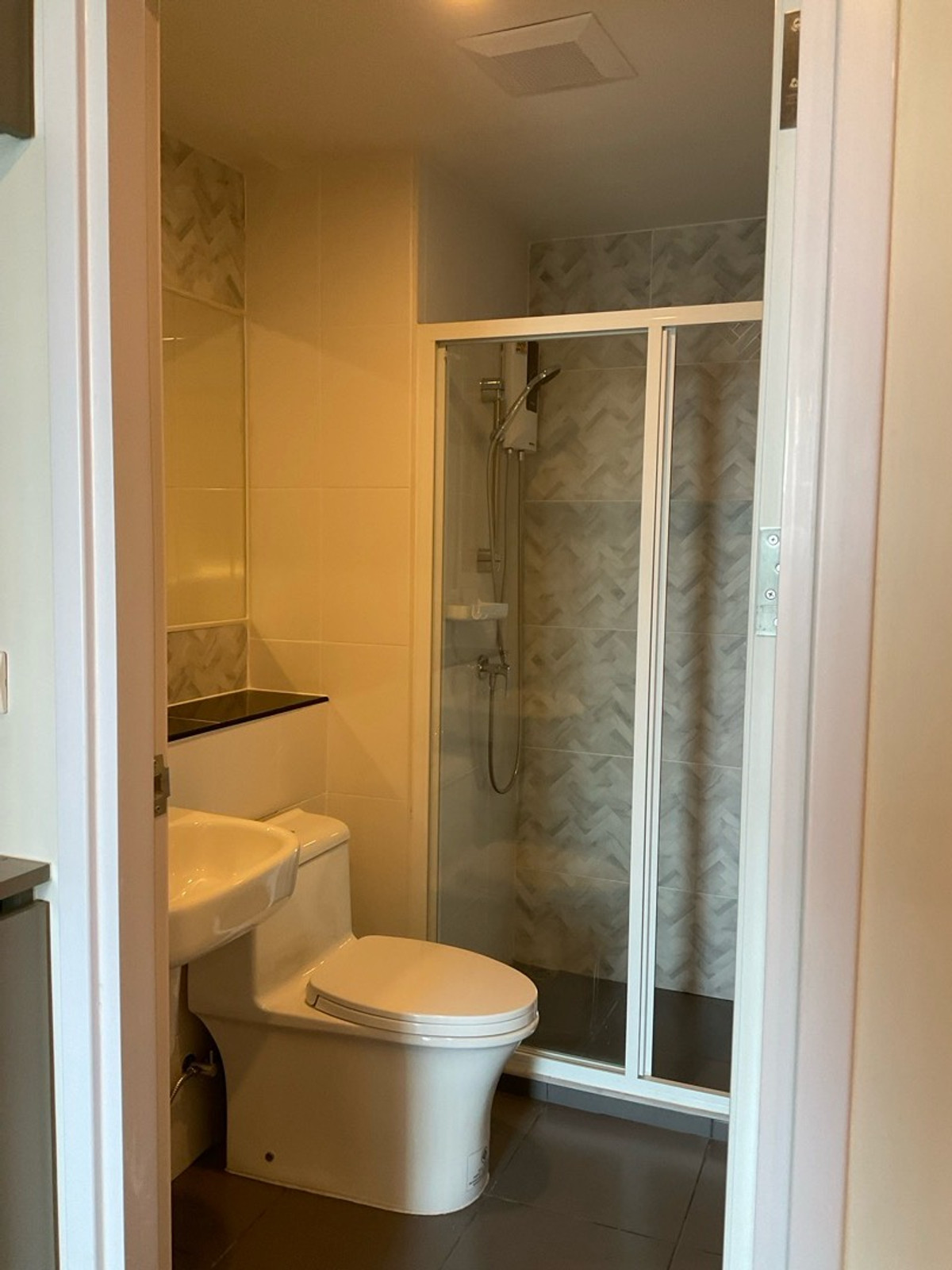 For RentCondoBangna, Bearing, Lasalle : For rent Building C, 17th floor, 1 year contract, rent 10,000 baht per month, call 0982492898line id 982592898