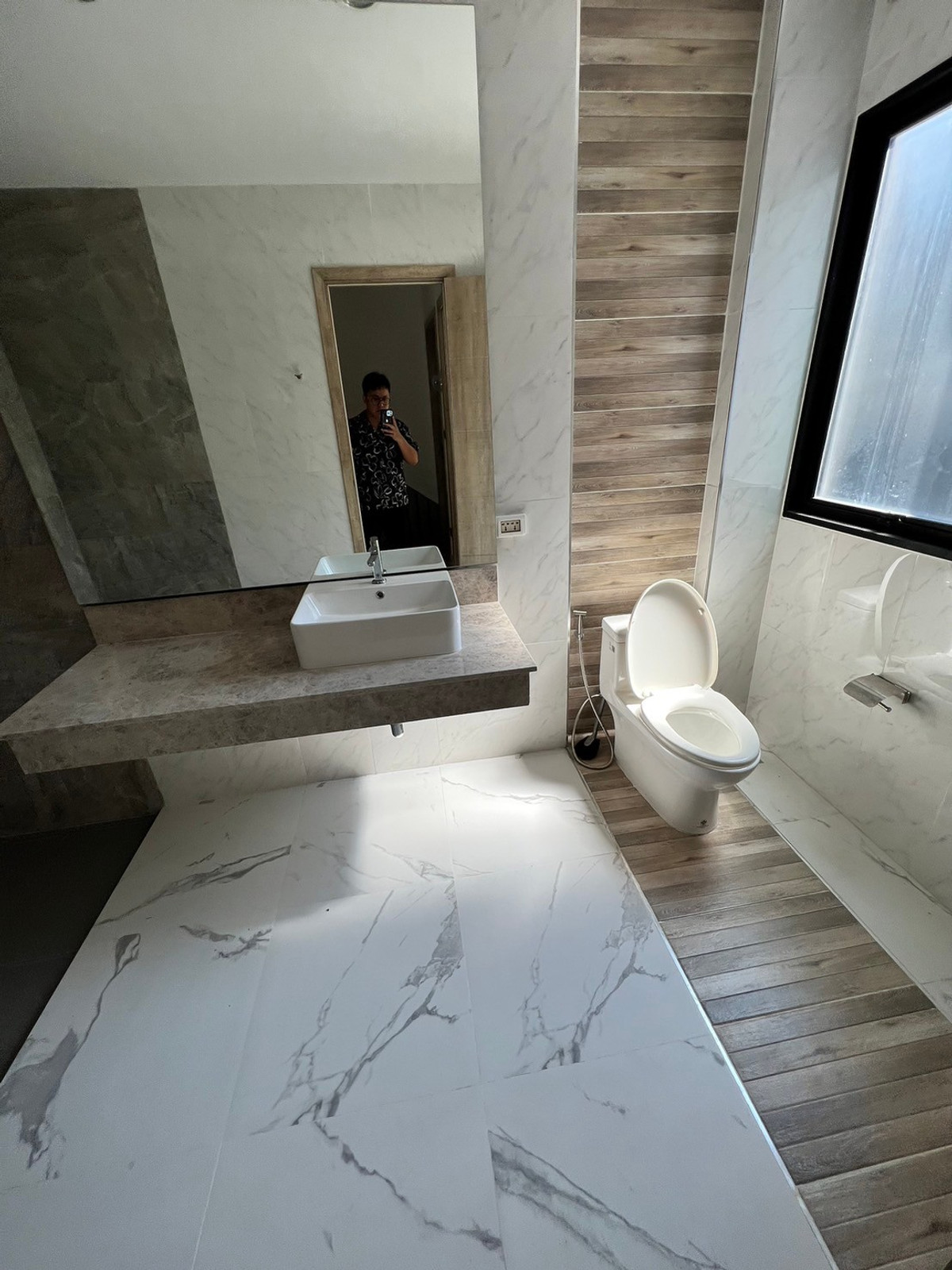 For RentHome OfficeNonthaburi, Bang Yai, Bangbuathong : 6bedroom home office with a 13-meter frontage and ample parking. An avenue is nearby.