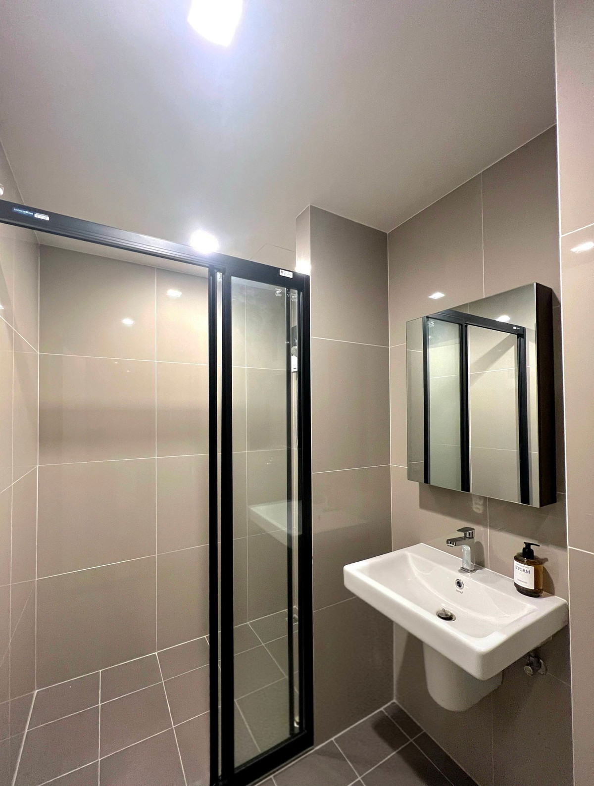 CondoRama9, Petchburi, RCA : For rent/sale The Base Phetchaburi - Thonglor, area 29.87 square meters, 9th floor, ready to move in, opposite Bangkok Hospital, New Phetchaburi Road, Bang Kapi Subdistrict, Huai Khwang District, Bangkok