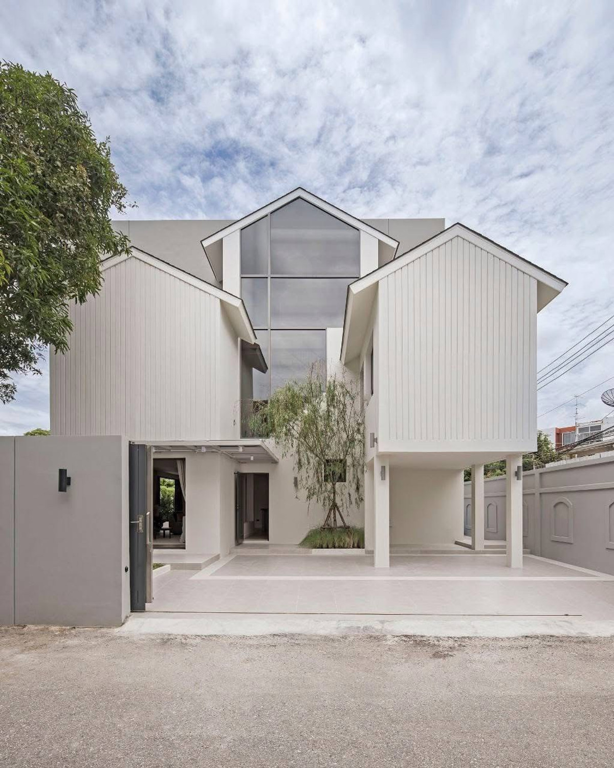 For SaleHouseSukhumvit, Asoke, Thonglor : ME2500553 Luxury detached house In the heart of Ekkamai-Thonglor, Soi Sukhumvit 71, near BTS Phra Khanong.