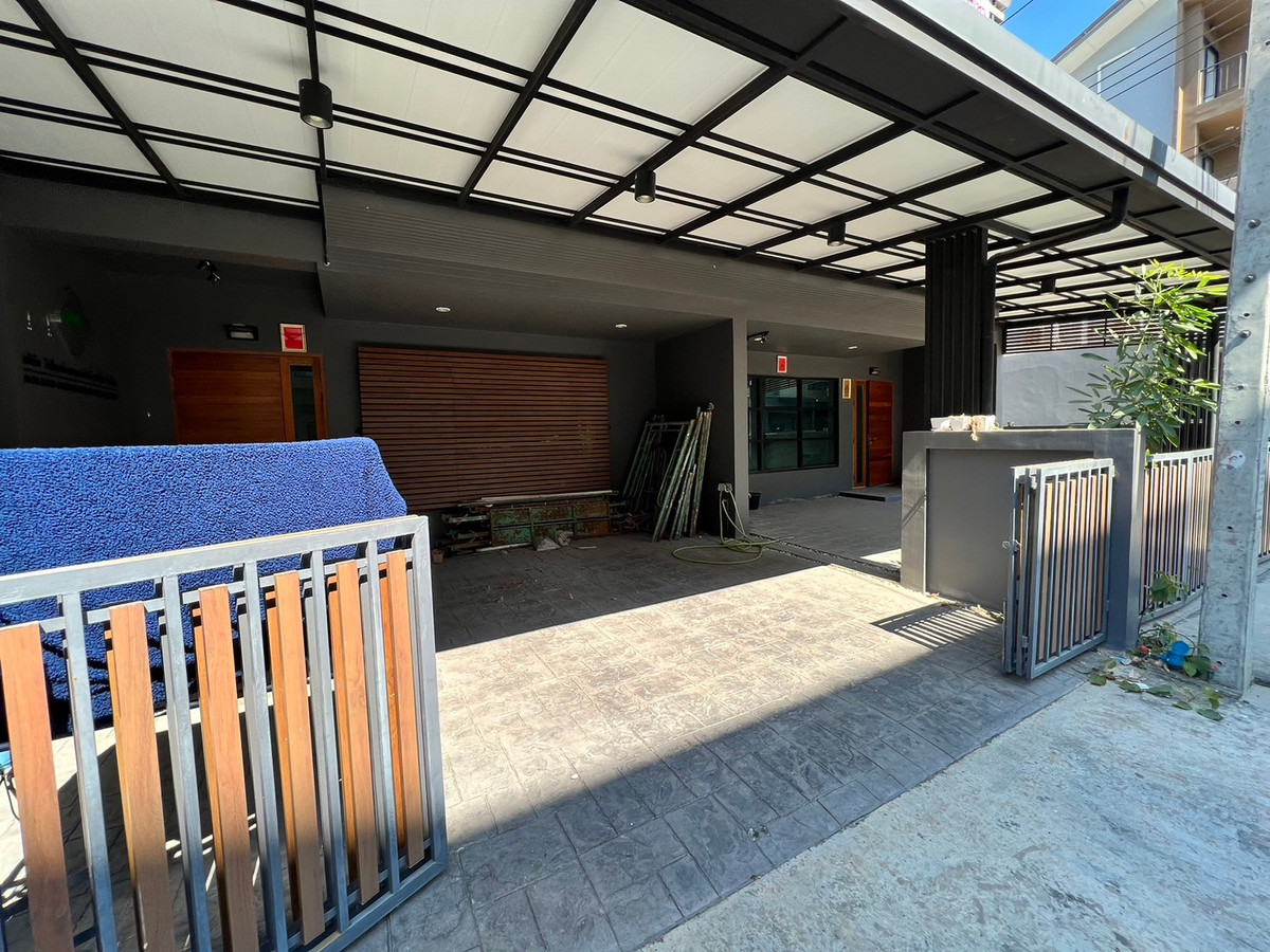 For RentHome OfficeNonthaburi, Bang Yai, Bangbuathong : 6bedroom home office with a 13-meter frontage and ample parking. An avenue is nearby.