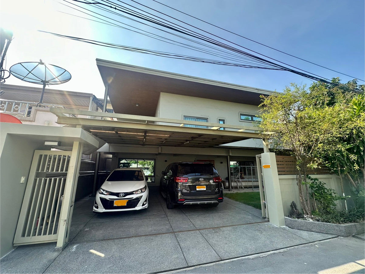 ให้เช่าบ้านสุขุมวิท อโศก ทองหล่อ : For rent renovated house in Ekkamai 🔥 3 bedroom 22 sq.m with fully fitted near Ekkamai and Phra khanong