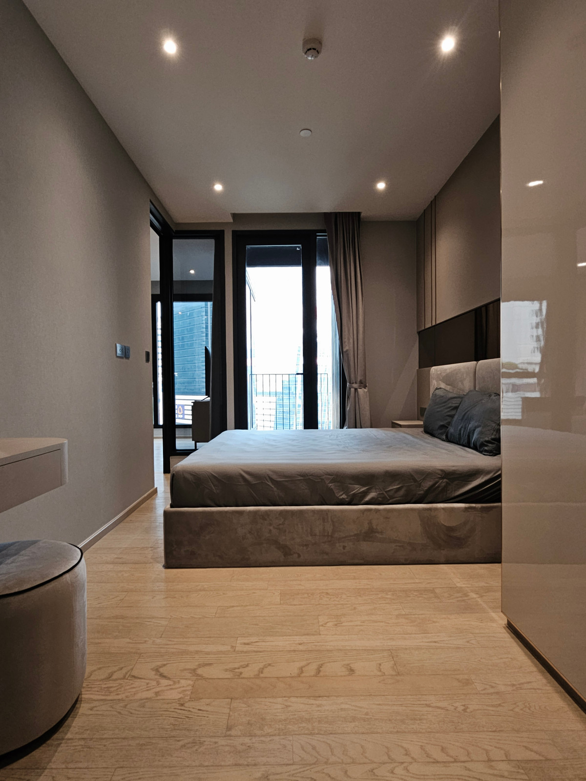 For RentCondoRama9, Petchburi, RCA : Ashton Asoke-Rama 9 Condo for RENT  ** Ashton Asoke - Rama 9  ห้องกว้าง 43 ตรม. 1 นอน 1 น้ำ พร้อมอยู่@ 35,000 บาท โทรด่วน 096-2615656  ห้องกว้าง 43 ตรม. 1 นอน 1 น้ำ เฟอร์ครบ พร้อมอยู่    Location : Rama 9   Selling Price : 35,000 Baht  Condominium near MR