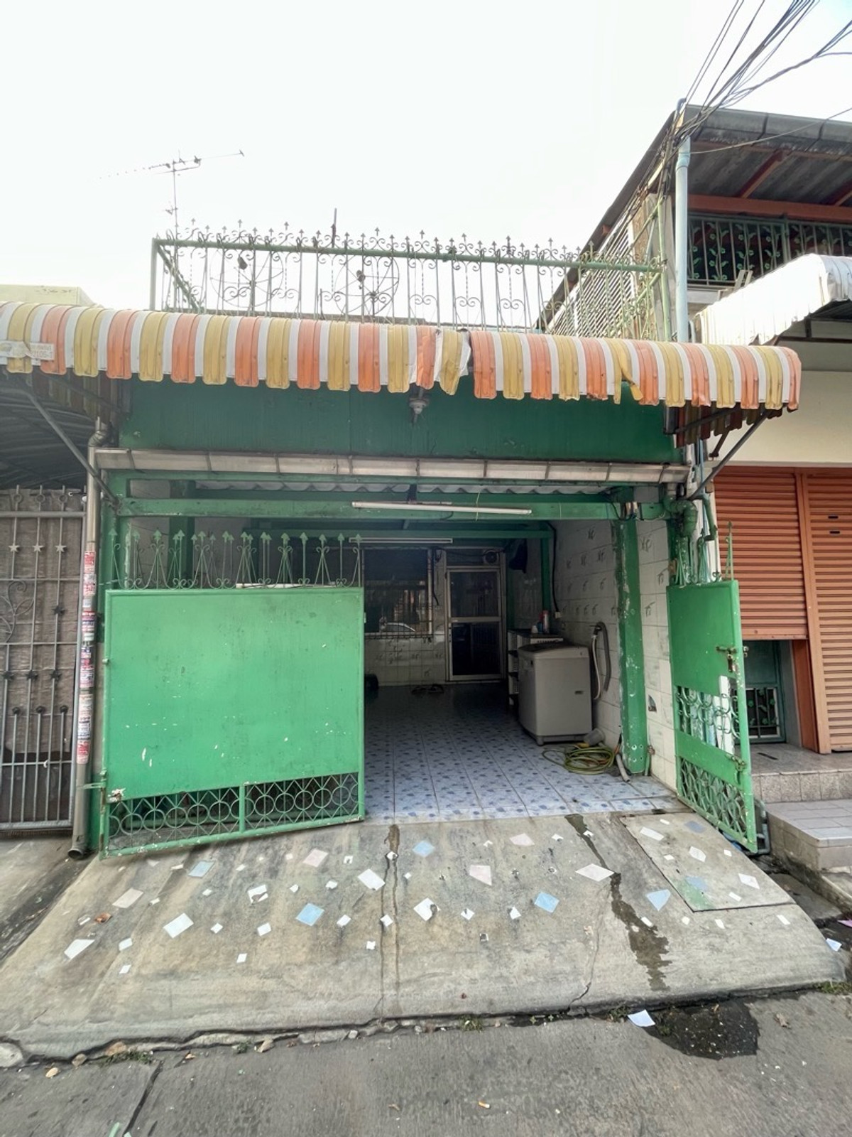 ขายทาวน์โฮมวิภาวดี ดอนเมือง หลักสี่ : ขายทาวน์เฮ้าส์2ชั้น ติดถนนในซอยวิภาวดี64 พท.18 ตรว. 2นอน2น้ำ ใกล้ตลาดสด, 7-11 ,เข้าออกได้หลายทาง เหมาะอยู่อาศัย/ค้าขายได้