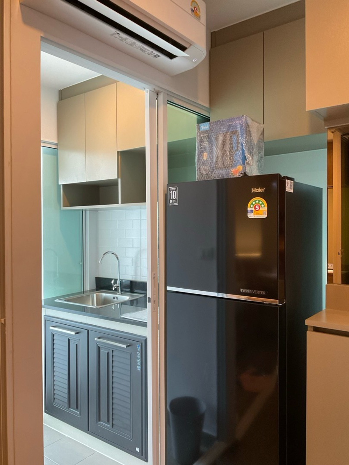 For RentCondoBangna, Bearing, Lasalle : For rent Building C, 17th floor, 1 year contract, rent 10,000 baht per month, call 0982492898line id 982592898