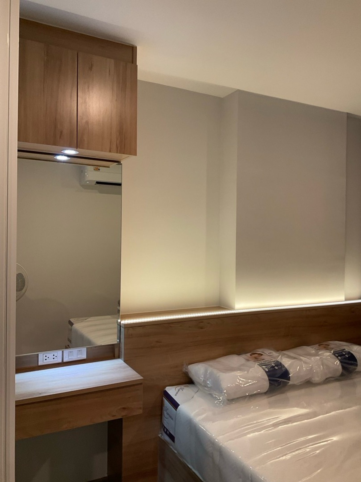 For RentCondoBangna, Bearing, Lasalle : For rent Building C, 17th floor, 1 year contract, rent 10,000 baht per month, call 0982492898line id 982592898