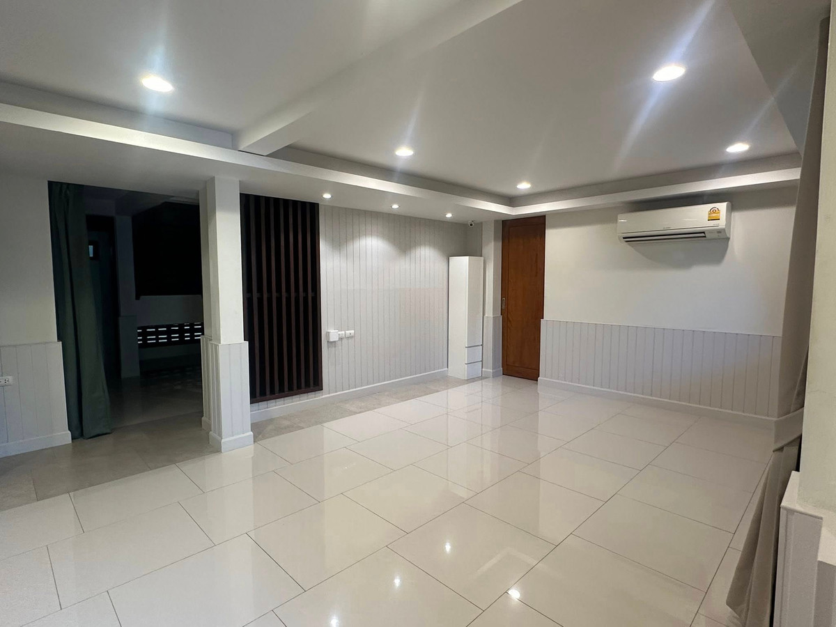 ให้เช่าบ้านสุขุมวิท อโศก ทองหล่อ : For rent renovated house in Ekkamai 🔥 3 bedroom 22 sq.m with fully fitted near Ekkamai and Phra khanong