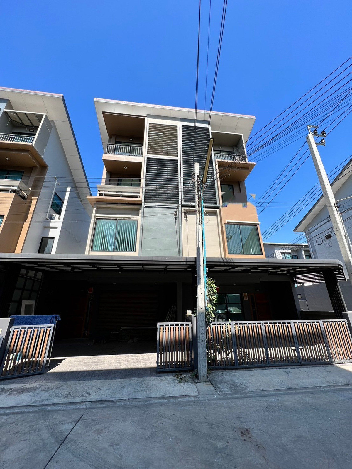 For RentHome OfficeNonthaburi, Bang Yai, Bangbuathong : 6bedroom home office with a 13-meter frontage and ample parking. An avenue is nearby.