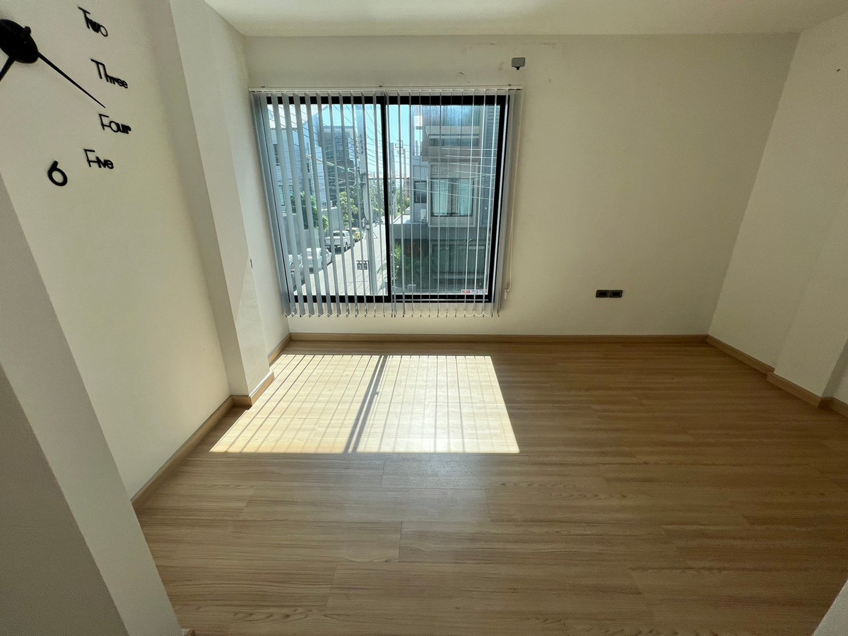 For RentHome OfficeNonthaburi, Bang Yai, Bangbuathong : 6bedroom home office with a 13-meter frontage and ample parking. An avenue is nearby.