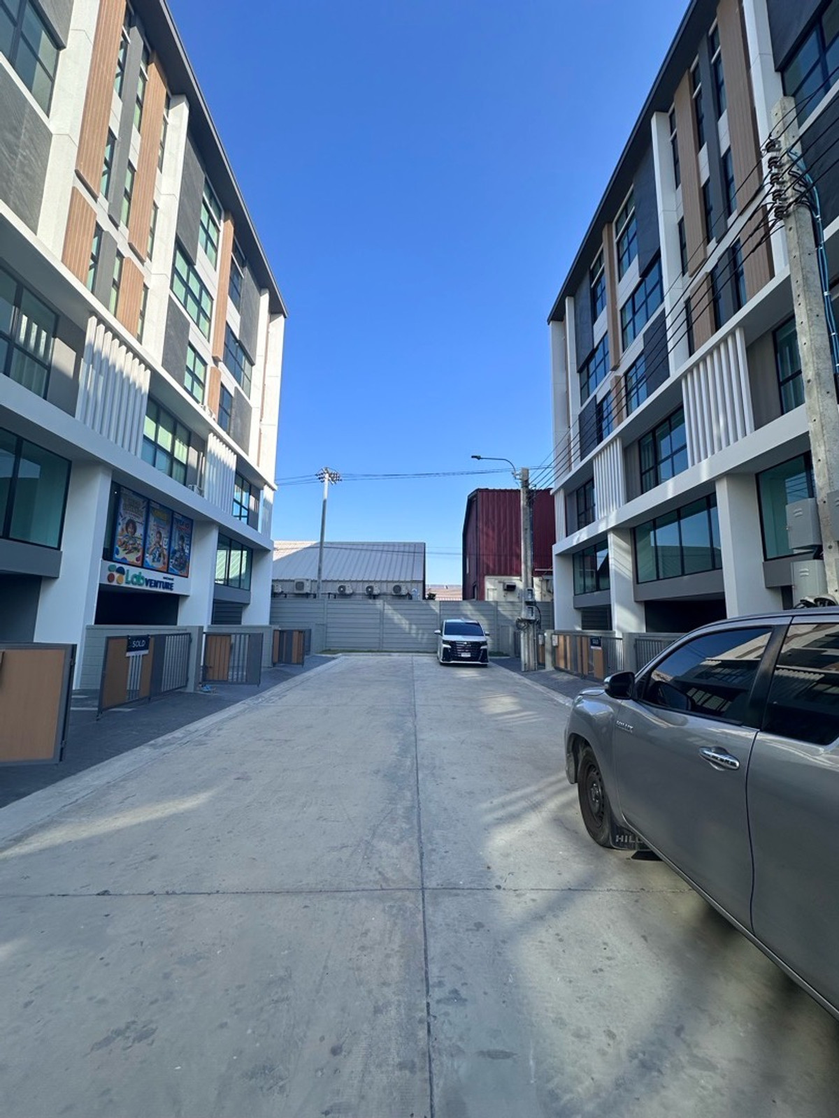 ให้เช่าอาคารพาณิชย์พัฒนาการ ศรีนครินทร์ : โฮมออฟฟิศสมัยใหม่ให้เช่า 281 ตร.ม.Nirvana @WORK Krungthep Kreetha — ทำเลศักยภาพ ติด Nirvana PORCH Community Mall