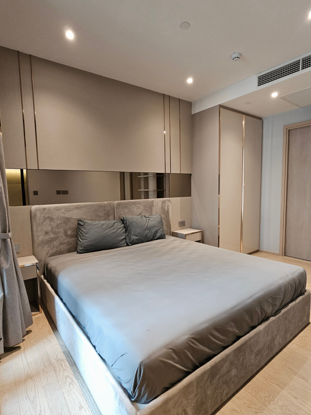 For RentCondoRama9, Petchburi, RCA : Ashton Asoke-Rama 9 Condo for RENT  ** Ashton Asoke - Rama 9  ห้องกว้าง 43 ตรม. 1 นอน 1 น้ำ พร้อมอยู่@ 35,000 บาท โทรด่วน 096-2615656  ห้องกว้าง 43 ตรม. 1 นอน 1 น้ำ เฟอร์ครบ พร้อมอยู่    Location : Rama 9   Selling Price : 35,000 Baht  Condominium near MR
