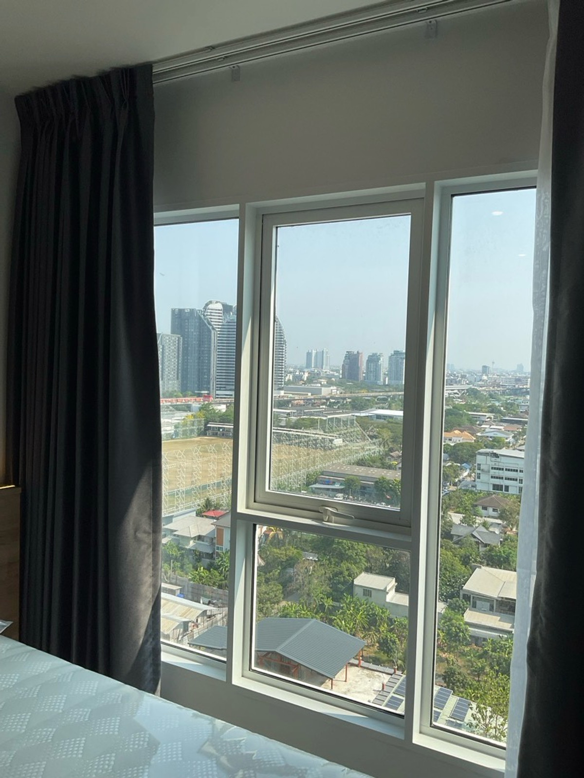 For RentCondoBangna, Bearing, Lasalle : For rent Building C, 17th floor, 1 year contract, rent 10,000 baht per month, call 0982492898line id 982592898