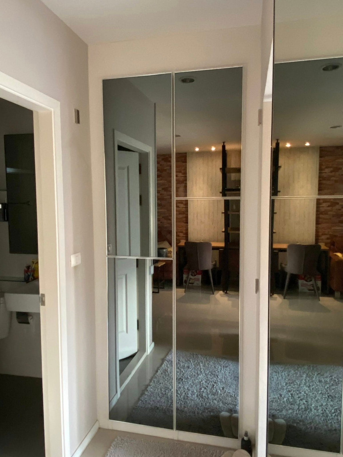 For RentCondoRama9, Petchburi, RCA : Only 16k/month - Aspire Rama9, large room 40 Sq.m. - separate kitchen with balcony The room is well decorated with SB Furniture because the owner used to live in it himself. Fully Furnished