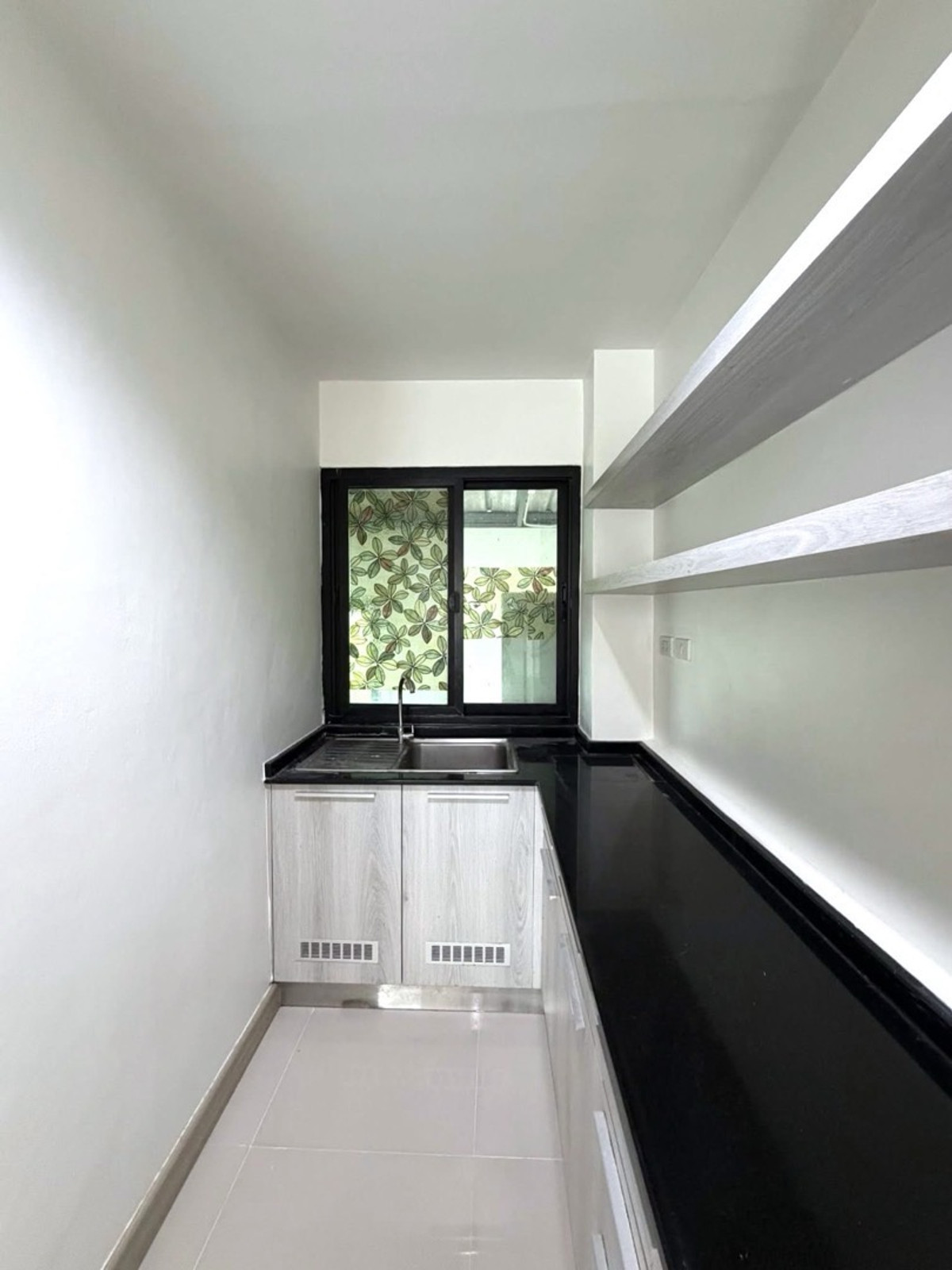 For RentRetail SpacePattanakan, Srinakarin : For rent, 5-story building with elevator, for business, offices, clinics, wellness, schools, institutes, has parking + common area, easy entry and exit, near luxury homes and international schools.