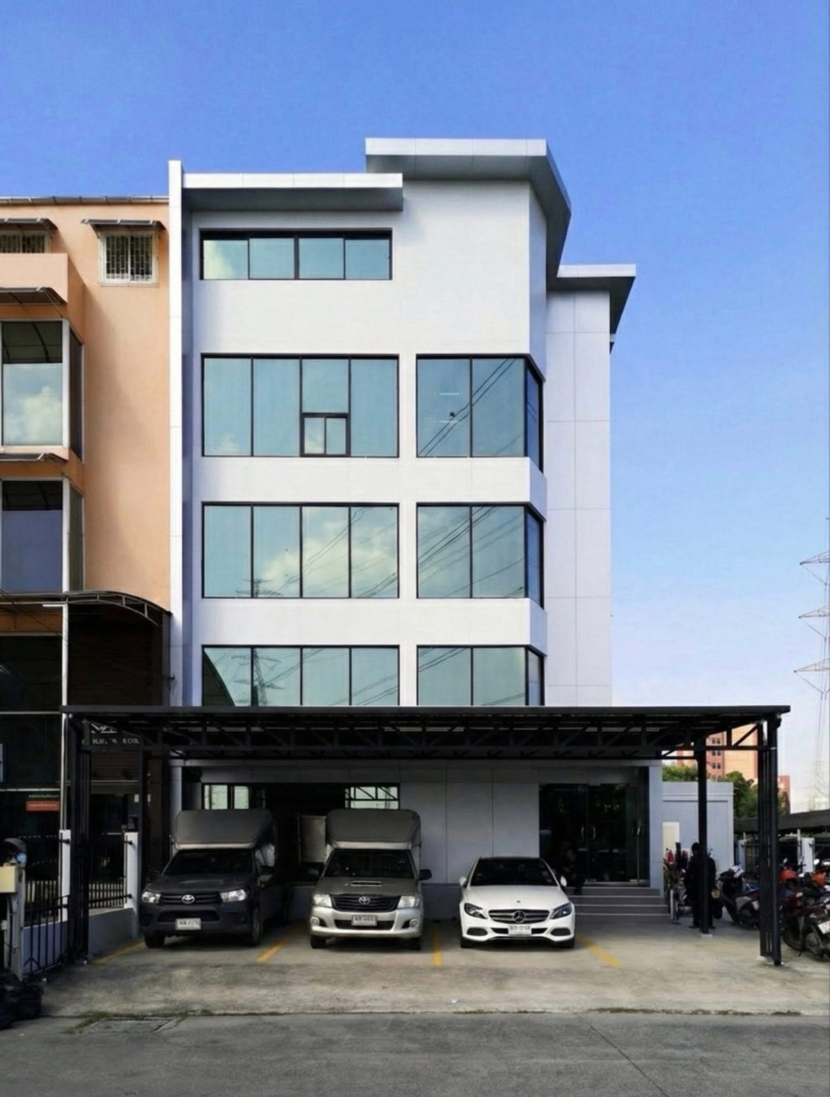For RentOfficePattanakan, Srinakarin : For rent: 5-story office with elevator, Soi Phatthanakan, with central parking, near 7-11, public transportation, and housing developments, luxury homes, international schools.