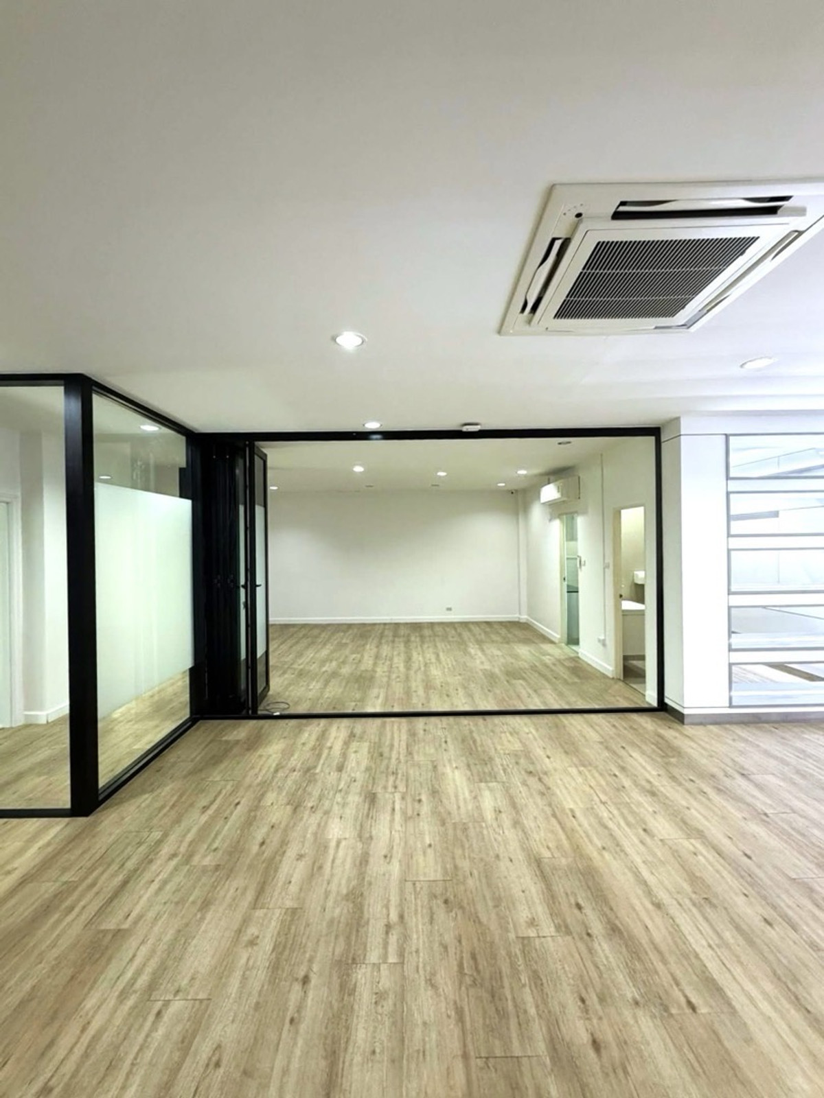 For RentRetail SpacePattanakan, Srinakarin : For rent, 5-story building with elevator, for business, offices, clinics, wellness, schools, institutes, has parking + common area, easy entry and exit, near luxury homes and international schools.