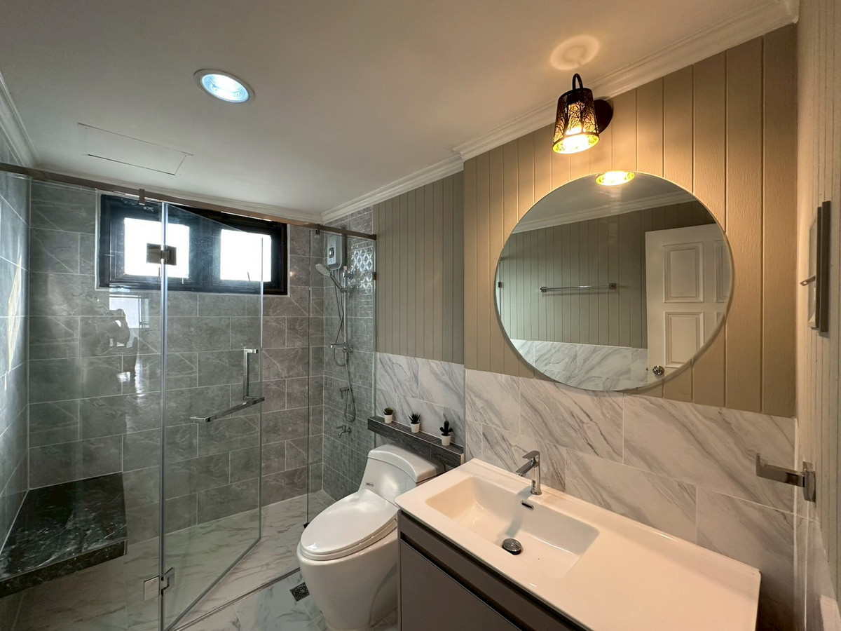 For RentCondoSukhumvit, Asoke, Thonglor : ✨Condo for rent in the Ekkamai area at Modern Town. 3 bedrooms, fully furnished, close to shopping areas and BTS Ekkamai. Ready to move in.