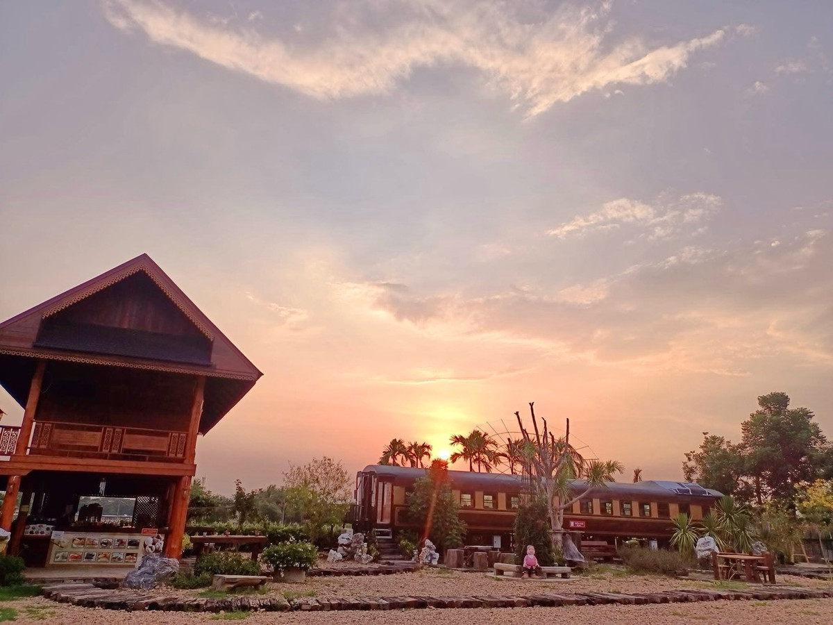For SaleHousePhrae : Old teak houses for sale, large and small. Complete with train carriages On land in a prime location, Phrae Province, over 8 rai, next to the road along the irrigation canal, mountain view, cool and shady atmosphere mixed with the scent of nature in every