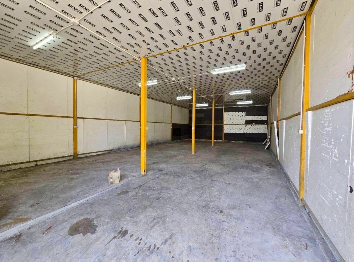 ให้เช่าโกดังเกษตร นวมินทร์ ลาดปลาเค้า : ให้เช่าโกดังรามอินทรา 40 แยก 9 (ซอยนวลจันทร์) ใกล้สถานีรถไฟฟ้า สีชมพู 300 เมตร ( ใกล้ตลาดนัดเลียบด่วน ) พื้นที่ 200 ตร.ม/1 หลัง ( 10*20 เมตร )