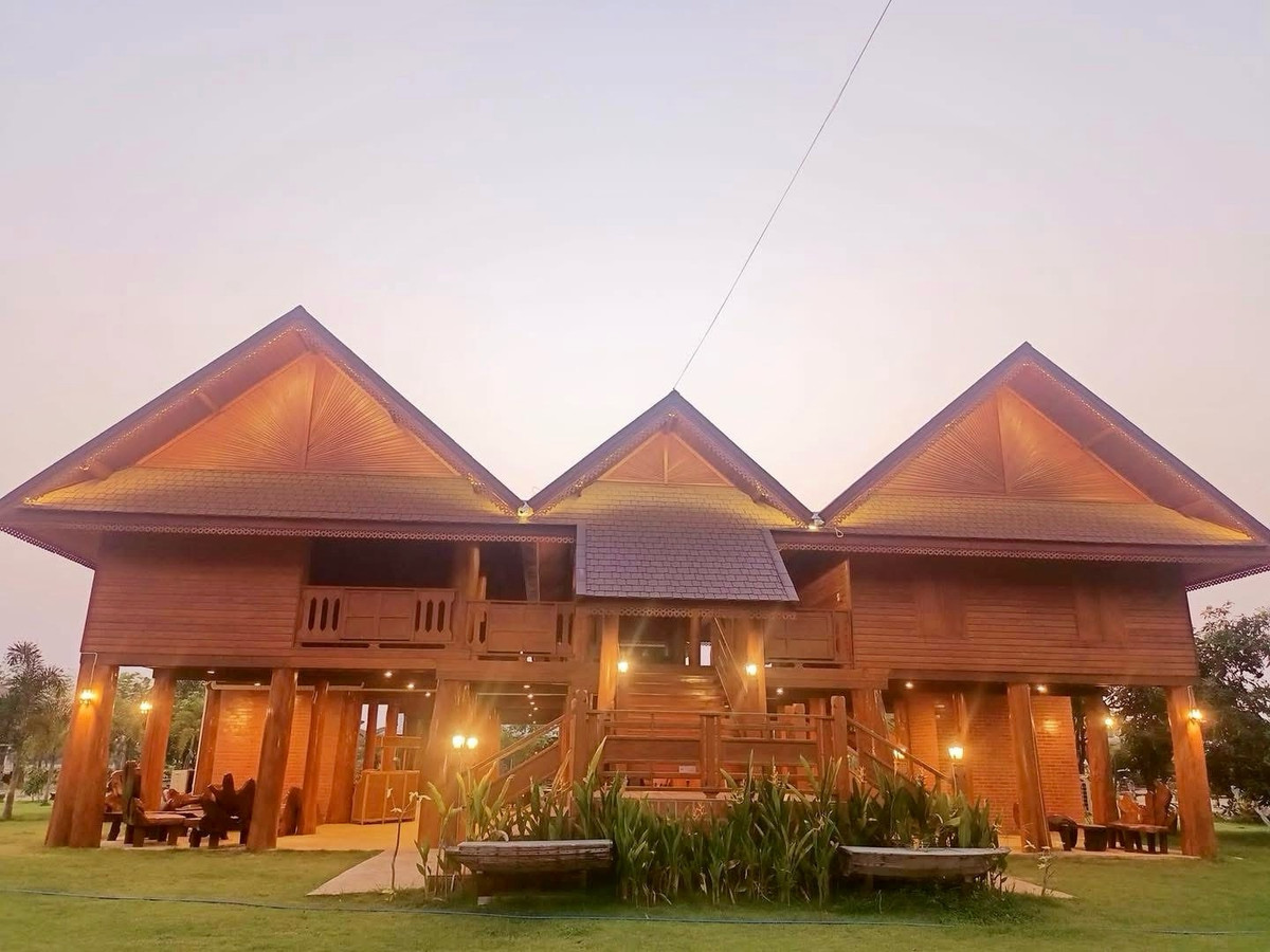 For SaleHousePhrae : Old teak houses for sale, large and small. Complete with train carriages On land in a prime location, Phrae Province, over 8 rai, next to the road along the irrigation canal, mountain view, cool and shady atmosphere mixed with the scent of nature in every