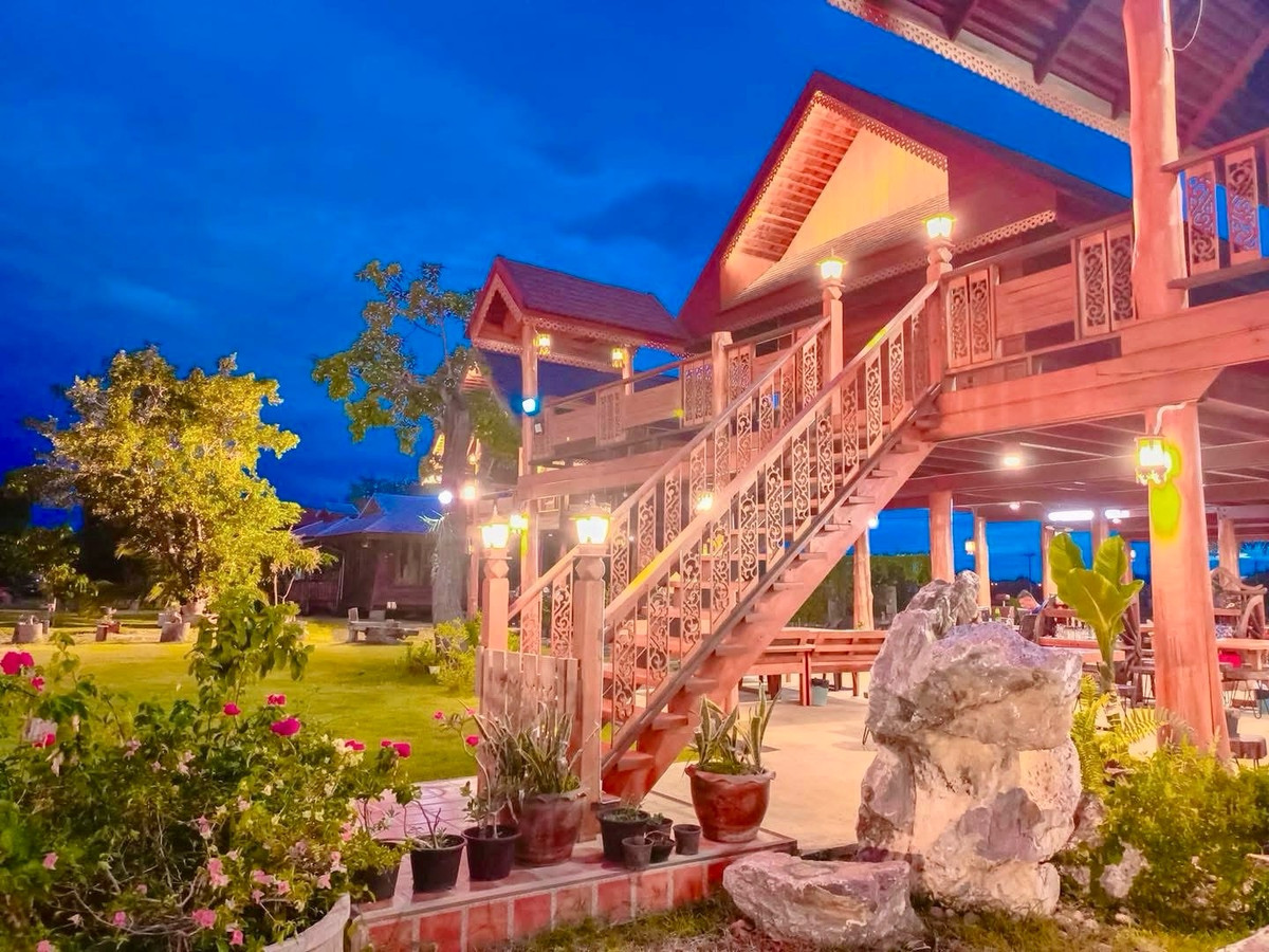 For SaleHousePhrae : Old teak houses for sale, large and small. Complete with train carriages On land in a prime location, Phrae Province, over 8 rai, next to the road along the irrigation canal, mountain view, cool and shady atmosphere mixed with the scent of nature in every