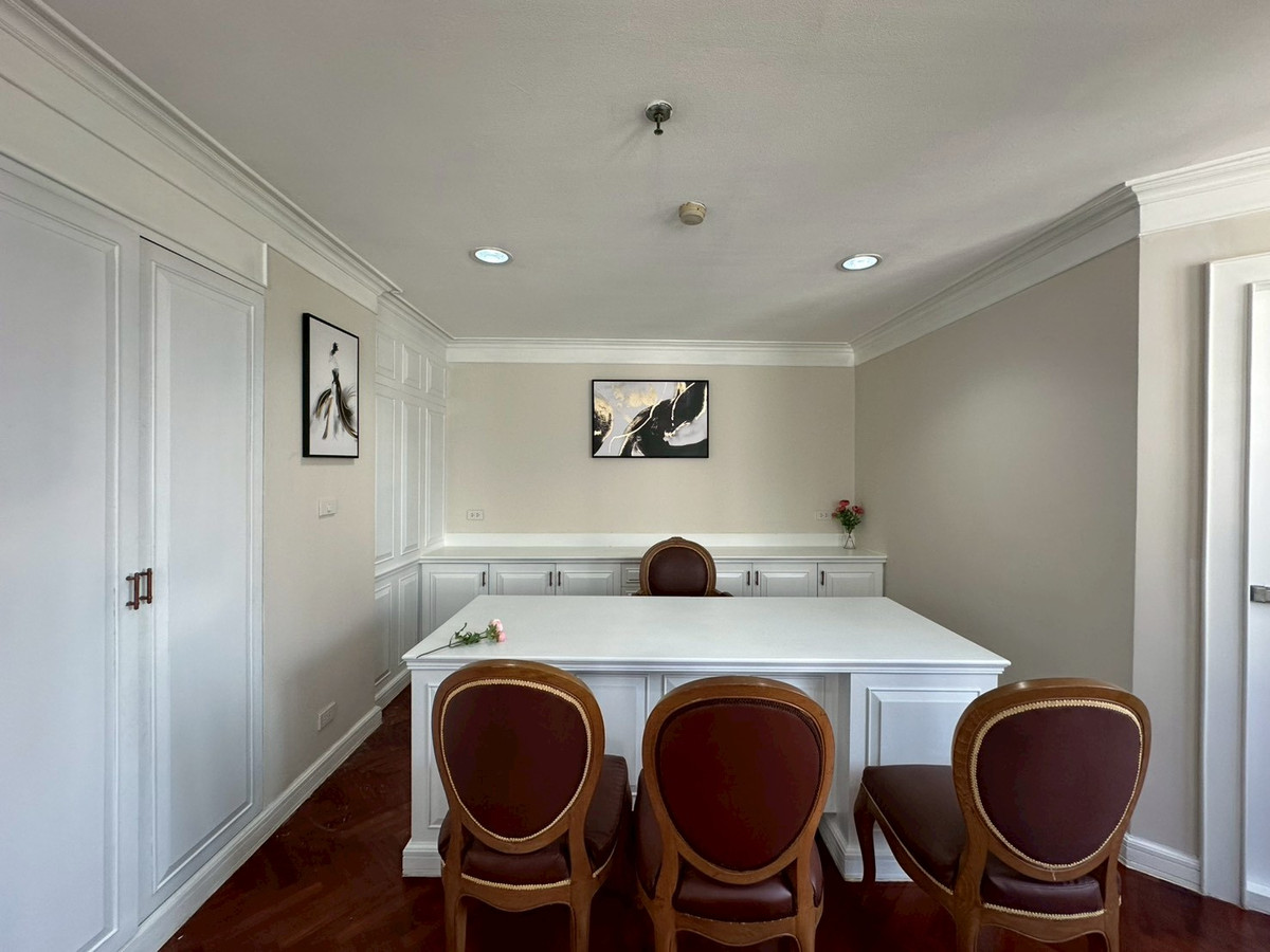 For RentCondoSukhumvit, Asoke, Thonglor : ✨Condo for rent in the Ekkamai area at Modern Town. 3 bedrooms, fully furnished, close to shopping areas and BTS Ekkamai. Ready to move in.