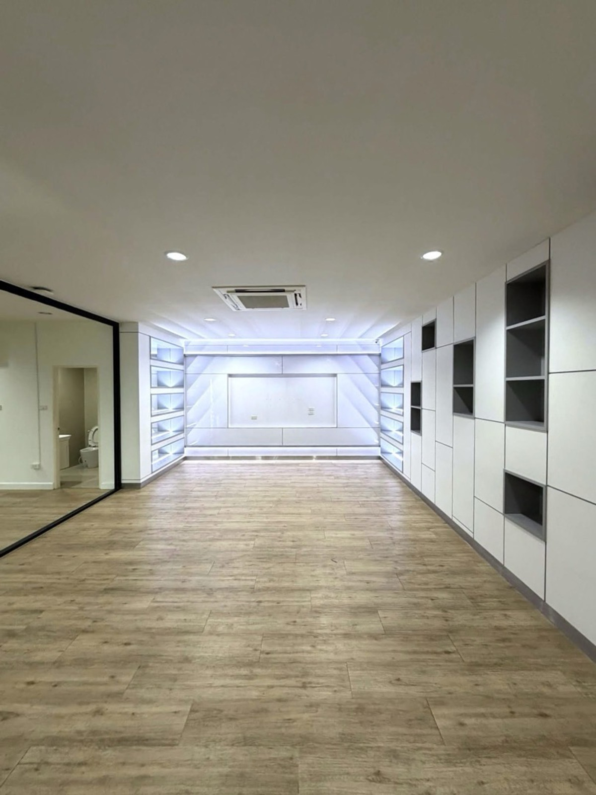 For RentRetail SpacePattanakan, Srinakarin : For rent, 5-story building with elevator, for business, offices, clinics, wellness, schools, institutes, has parking + common area, easy entry and exit, near luxury homes and international schools.