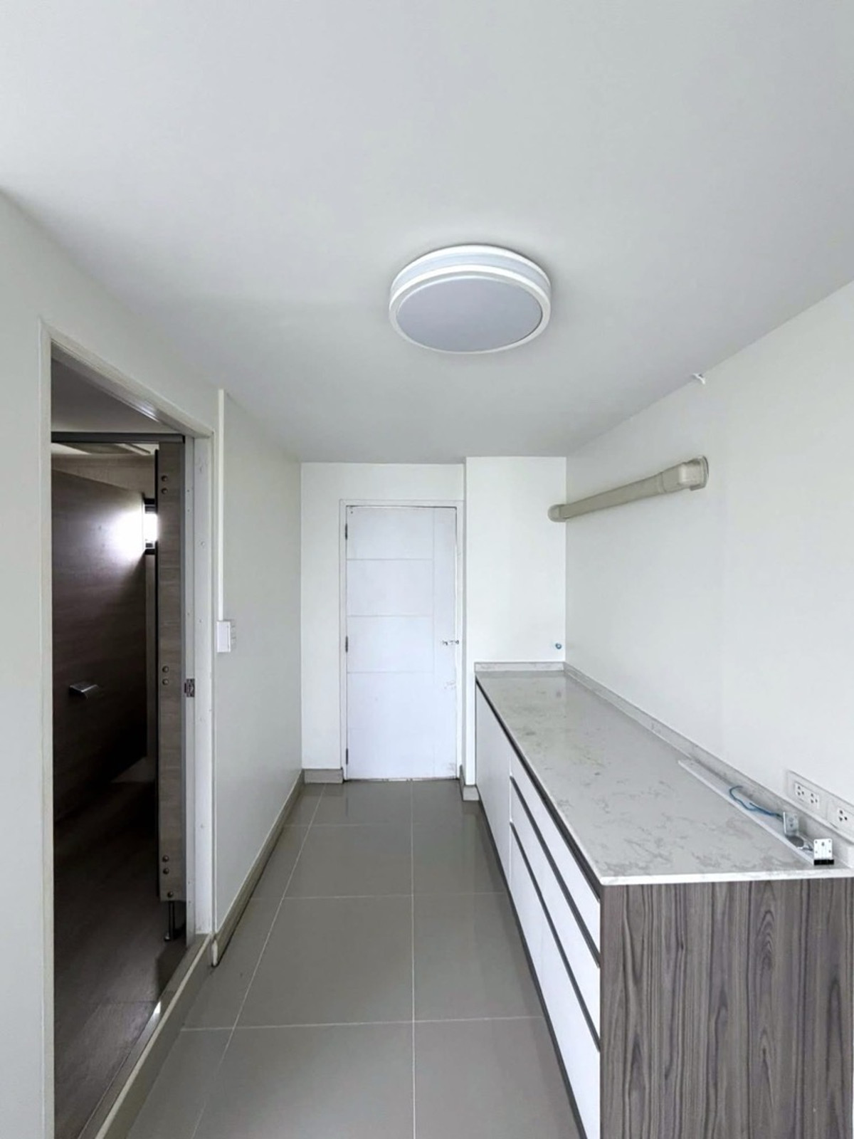 For RentRetail SpacePattanakan, Srinakarin : For rent, 5-story building with elevator, for business, offices, clinics, wellness, schools, institutes, has parking + common area, easy entry and exit, near luxury homes and international schools.