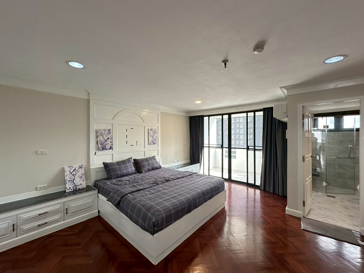 For RentCondoSukhumvit, Asoke, Thonglor : ✨Condo for rent in the Ekkamai area at Modern Town. 3 bedrooms, fully furnished, close to shopping areas and BTS Ekkamai. Ready to move in.