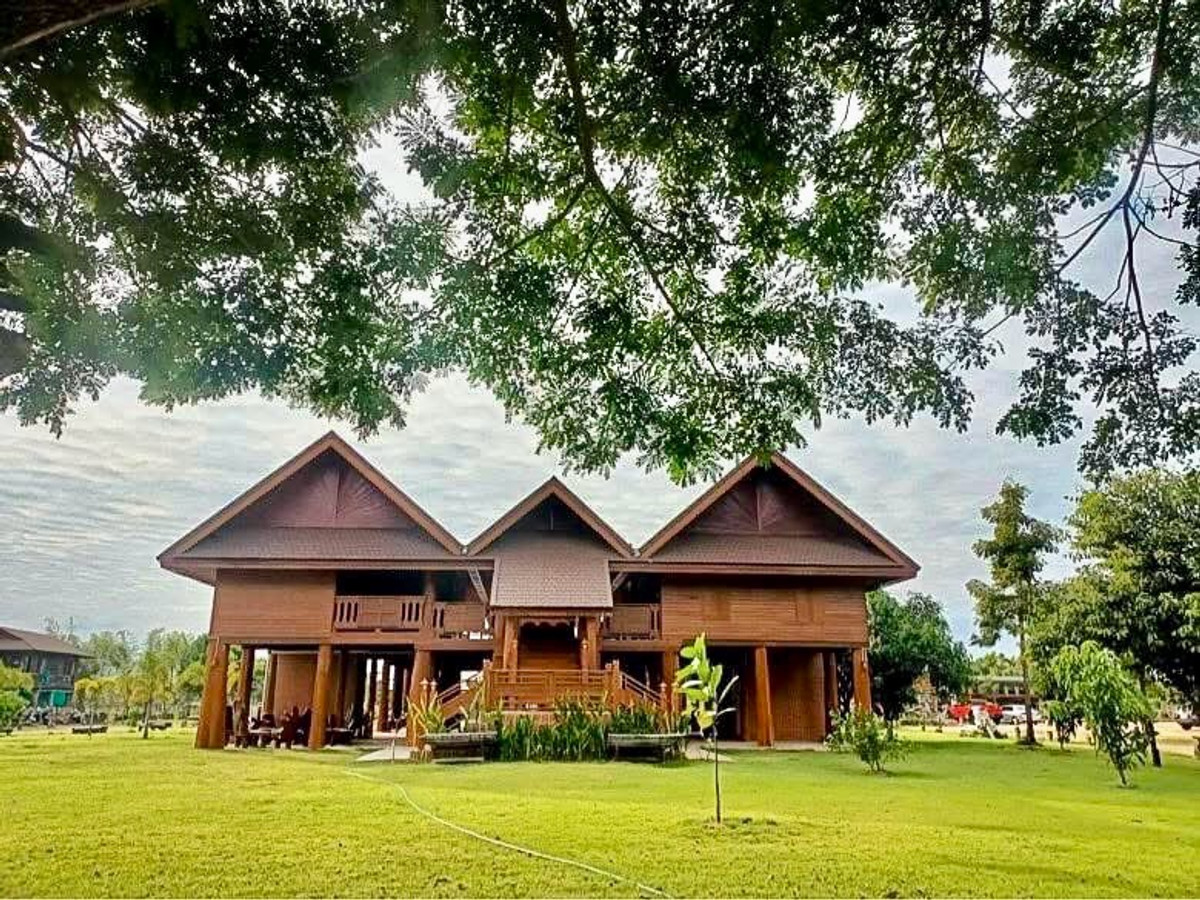 For SaleHousePhrae : Old teak houses for sale, large and small. Complete with train carriages On land in a prime location, Phrae Province, over 8 rai, next to the road along the irrigation canal, mountain view, cool and shady atmosphere mixed with the scent of nature in every