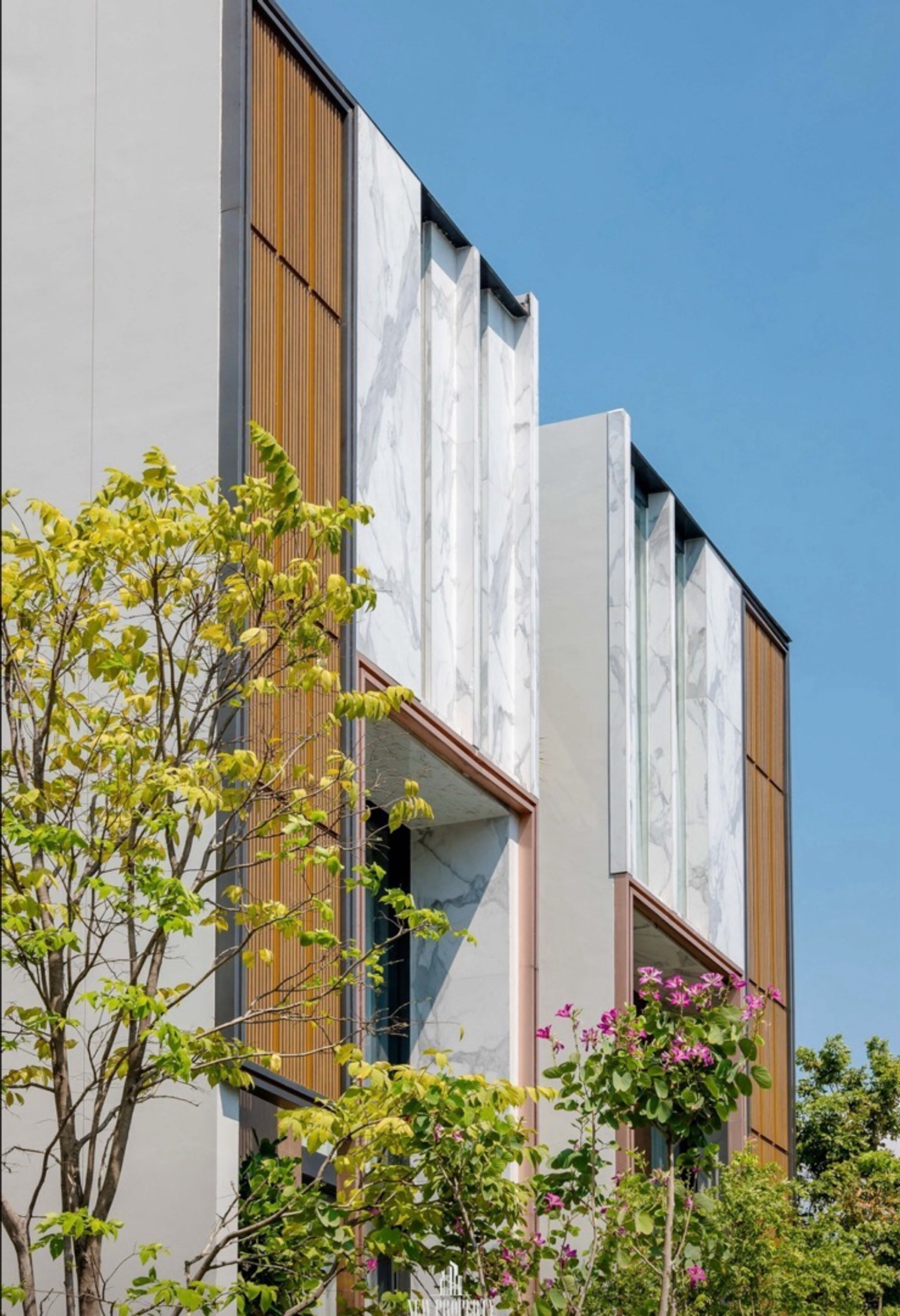 ขายทาวน์โฮมลาดพร้าว เซ็นทรัลลาดพร้าว : บ้านทำเลดี ใจกลางลาดพร้าว Novel Residence Ladprao 18 ขนาด 350 Sq.m 3 bed 4 bath พิเศษ เพียง 32.9 MB เท่านั้น !! ติดต่อ 086-795-9997