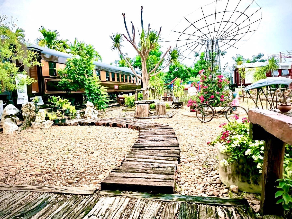 For SaleHousePhrae : Old teak houses for sale, large and small. Complete with train carriages On land in a prime location, Phrae Province, over 8 rai, next to the road along the irrigation canal, mountain view, cool and shady atmosphere mixed with the scent of nature in every
