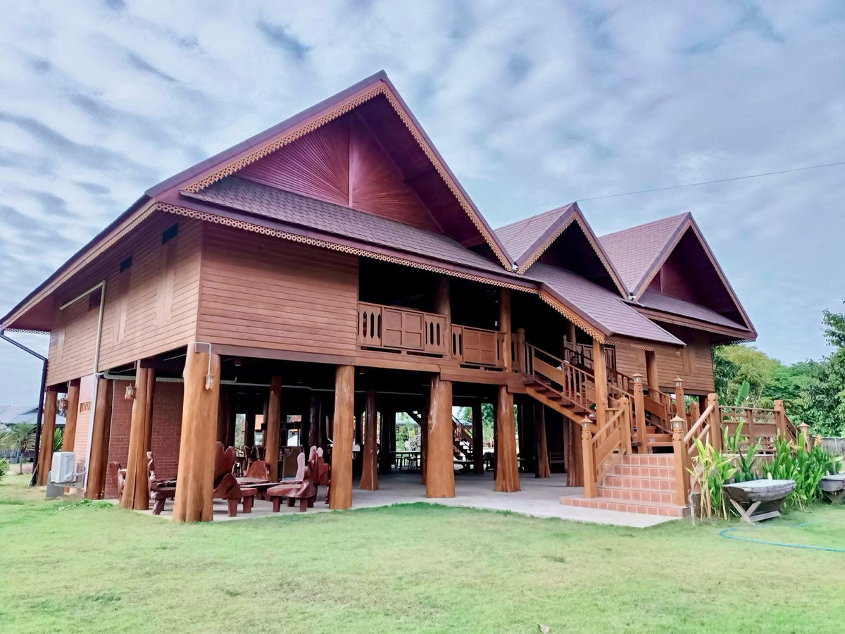 For SaleHousePhrae : Old teak houses for sale, large and small. Complete with train carriages On land in a prime location, Phrae Province, over 8 rai, next to the road along the irrigation canal, mountain view, cool and shady atmosphere mixed with the scent of nature in every