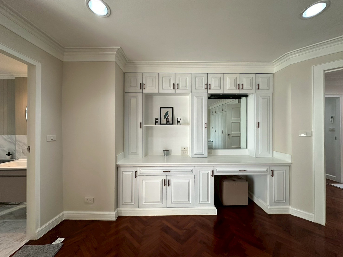 For RentCondoSukhumvit, Asoke, Thonglor : ✨Condo for rent in the Ekkamai area at Modern Town. 3 bedrooms, fully furnished, close to shopping areas and BTS Ekkamai. Ready to move in.