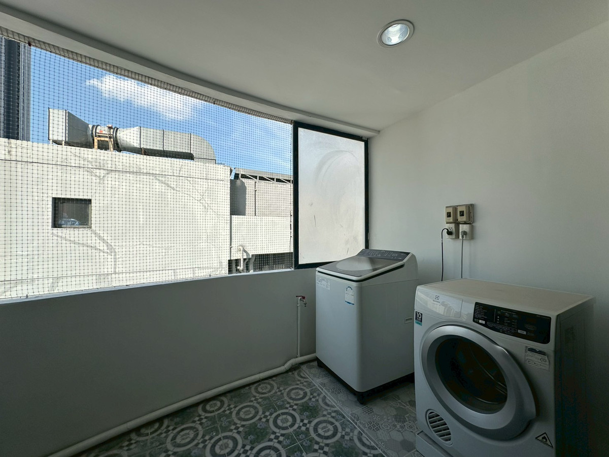 For RentCondoSukhumvit, Asoke, Thonglor : ✨Condo for rent in the Ekkamai area at Modern Town. 3 bedrooms, fully furnished, close to shopping areas and BTS Ekkamai. Ready to move in.