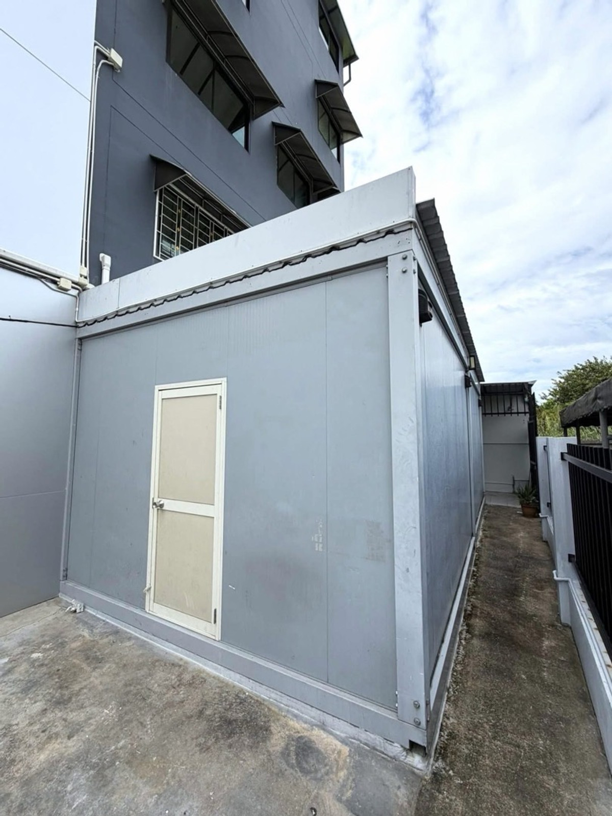 For RentRetail SpacePattanakan, Srinakarin : For rent, 5-story building with elevator, for business, offices, clinics, wellness, schools, institutes, has parking + common area, easy entry and exit, near luxury homes and international schools.