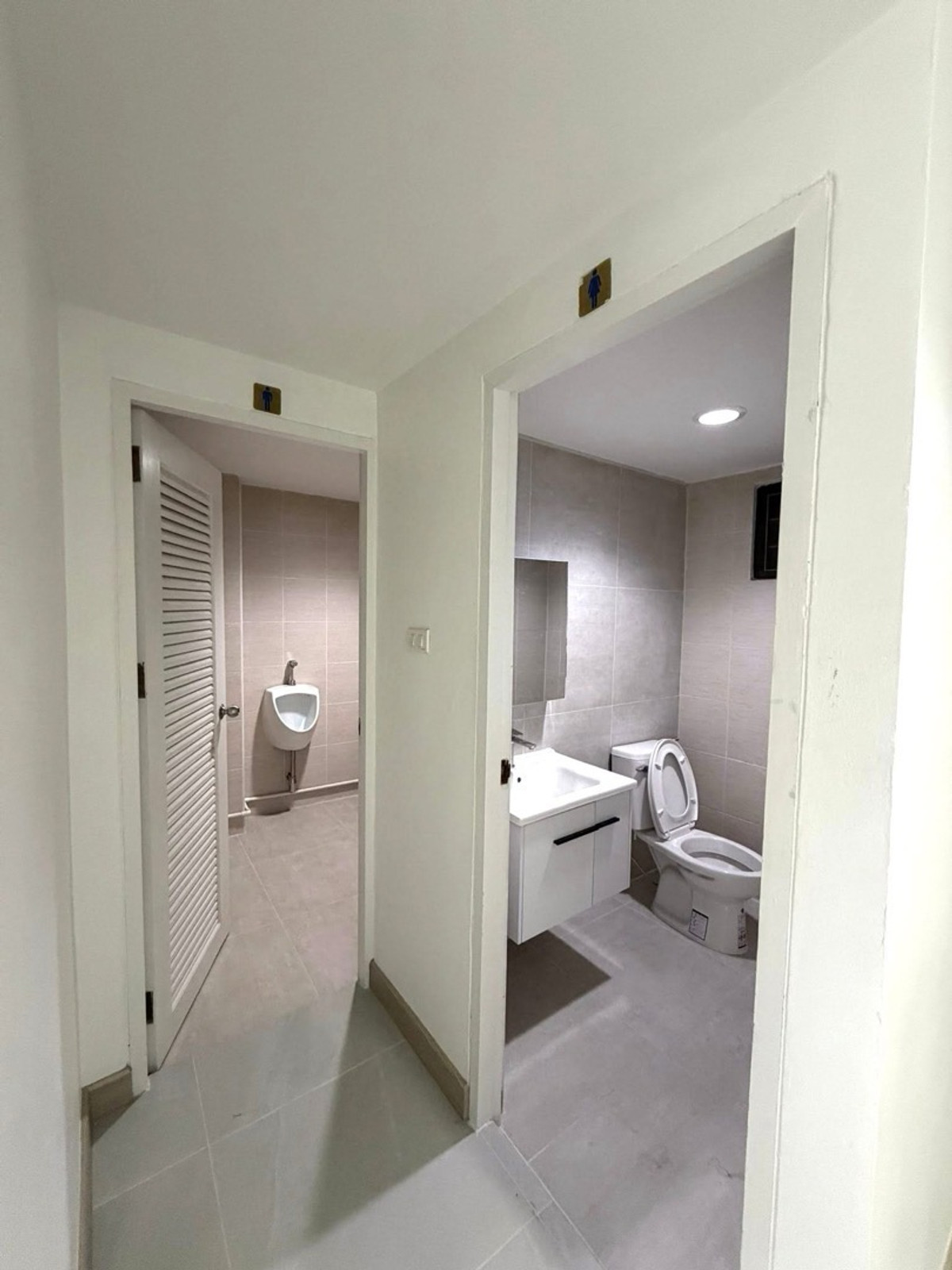 For RentRetail SpacePattanakan, Srinakarin : For rent, 5-story building with elevator, for business, offices, clinics, wellness, schools, institutes, has parking + common area, easy entry and exit, near luxury homes and international schools.