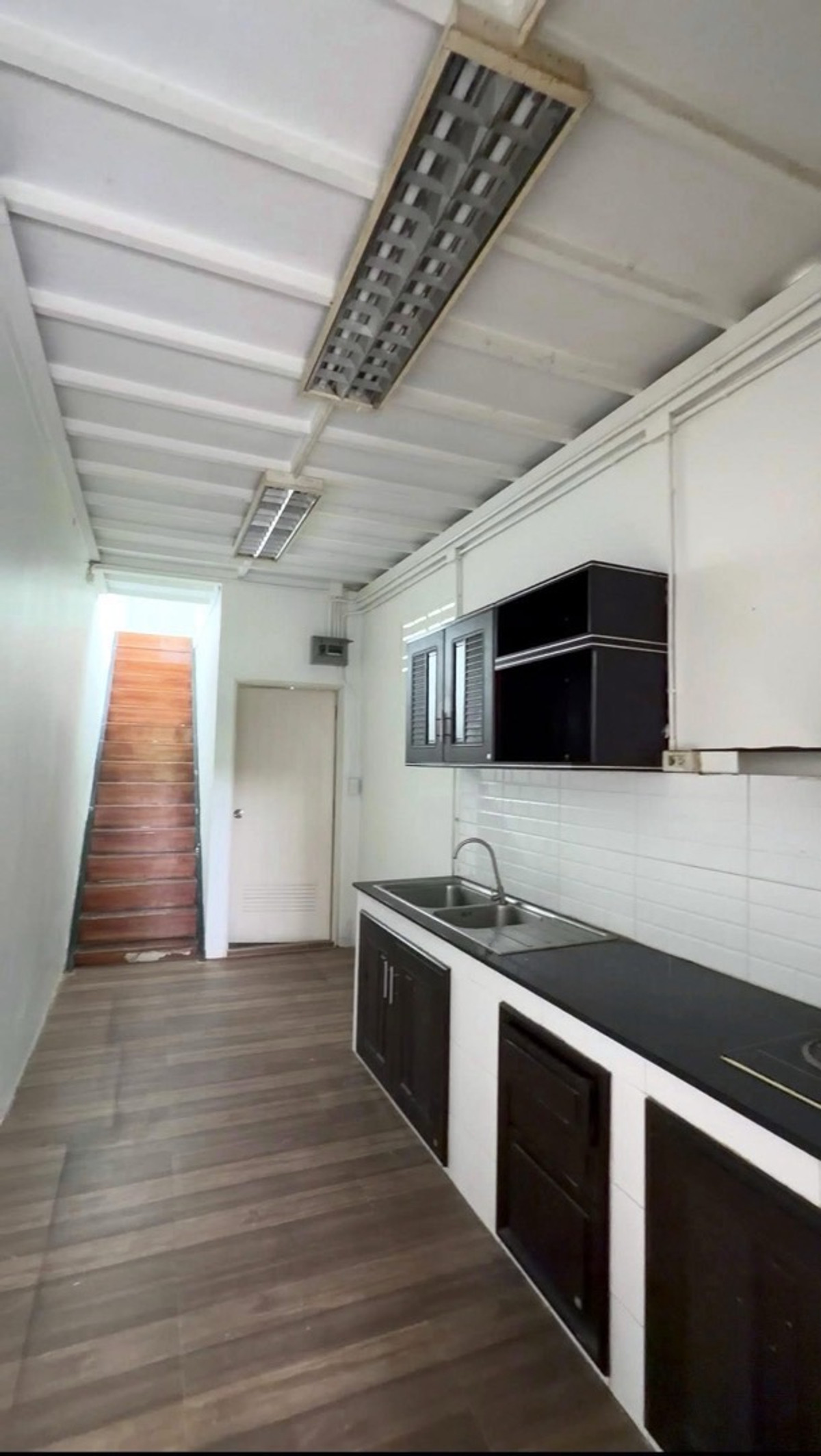 For RentRetail SpacePattanakan, Srinakarin : For rent, 5-story building with elevator, for business, offices, clinics, wellness, schools, institutes, has parking + common area, easy entry and exit, near luxury homes and international schools.