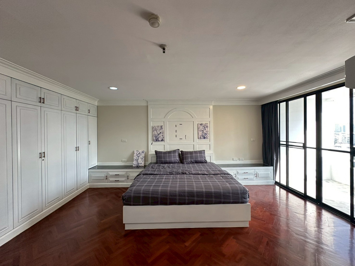 For RentCondoSukhumvit, Asoke, Thonglor : ✨Condo for rent in the Ekkamai area at Modern Town. 3 bedrooms, fully furnished, close to shopping areas and BTS Ekkamai. Ready to move in.