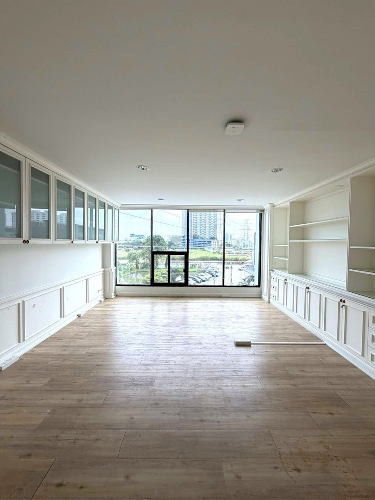 For RentRetail SpacePattanakan, Srinakarin : For rent, 5-story building with elevator, for business, offices, clinics, wellness, schools, institutes, has parking + common area, easy entry and exit, near luxury homes and international schools.