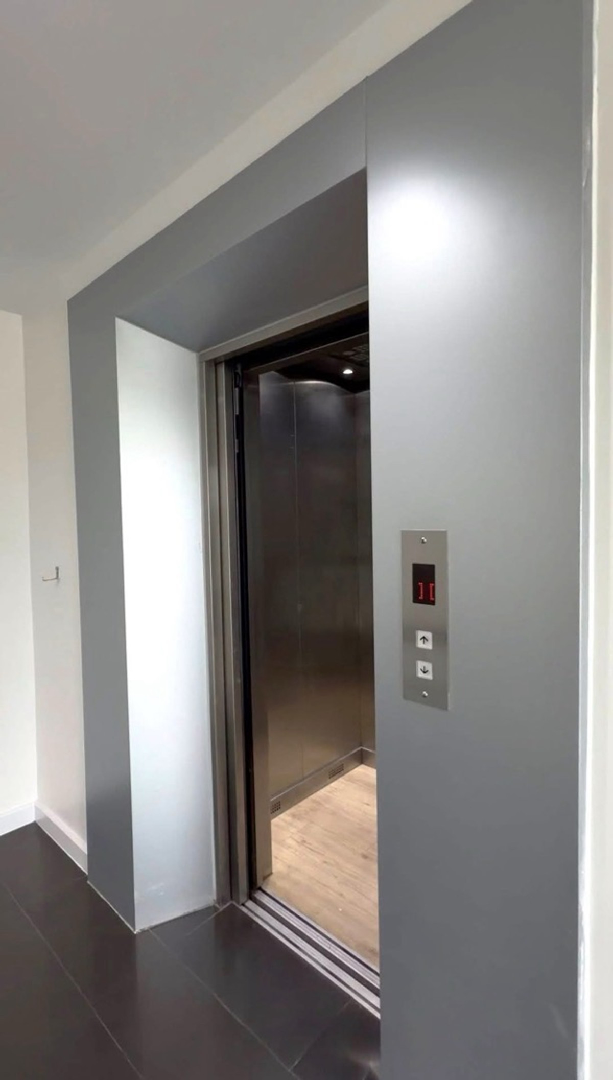 For RentRetail SpacePattanakan, Srinakarin : For rent, 5-story building with elevator, for business, offices, clinics, wellness, schools, institutes, has parking + common area, easy entry and exit, near luxury homes and international schools.