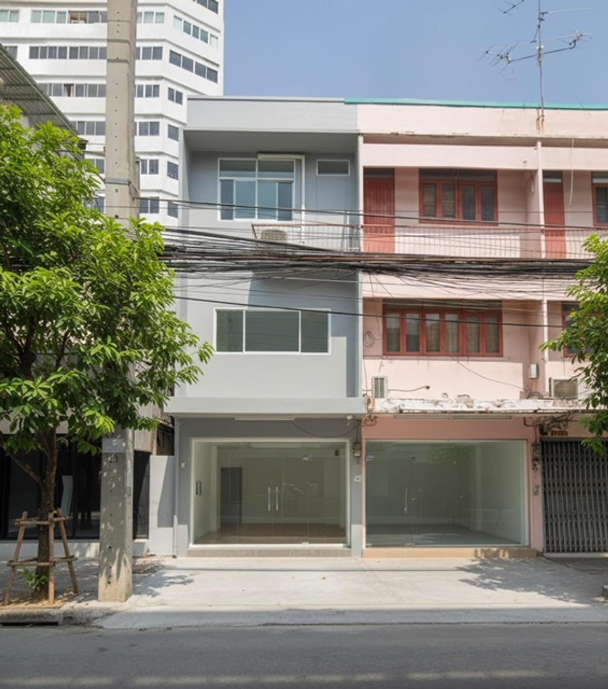 For RentShop HouseRatchadapisek, Huaikwang, Suttisan : MRT Phawana 350m. 3-story commercial building CHeapest 5bed 6A/C for rent newly renovated 16 sq.wa.