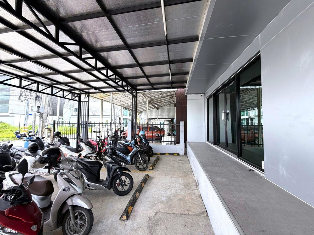 For RentRetail SpacePattanakan, Srinakarin : For rent, 5-story building with elevator, for business, offices, clinics, wellness, schools, institutes, has parking + common area, easy entry and exit, near luxury homes and international schools.